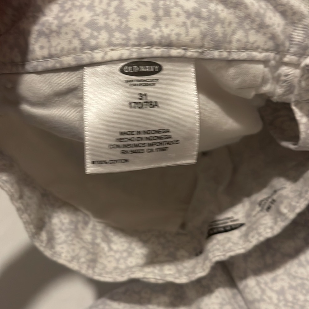 Old Navy White and Gray Floral Shorts - Picture 3 of 3